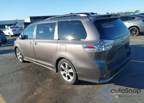 2013 Toyota Sienna Se 8 Passenger z USA, uszkodzony, nr VIN 5TDXK3DC0DS351704